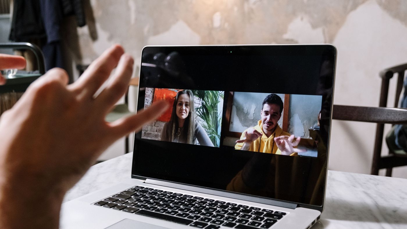 Laptop mit einer Videokonferenz, mehrere Personen im Bildraster