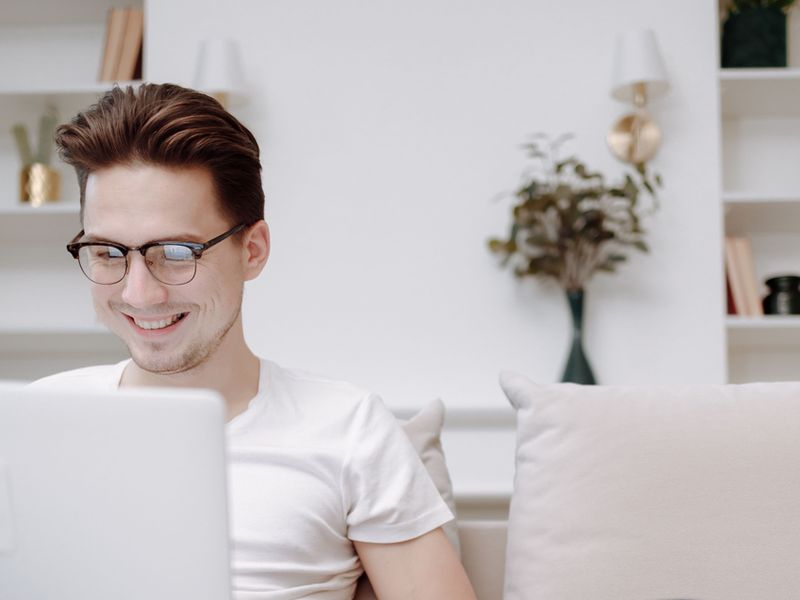 Mann prüft am Laptop, ob eine Förderung möglich ist