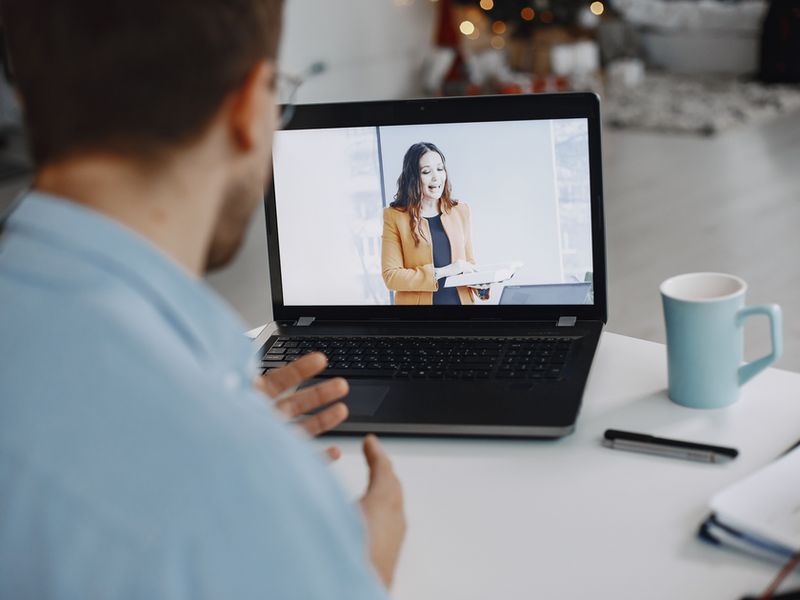 Mann am Laptop nach dem Start der Weiterbildung