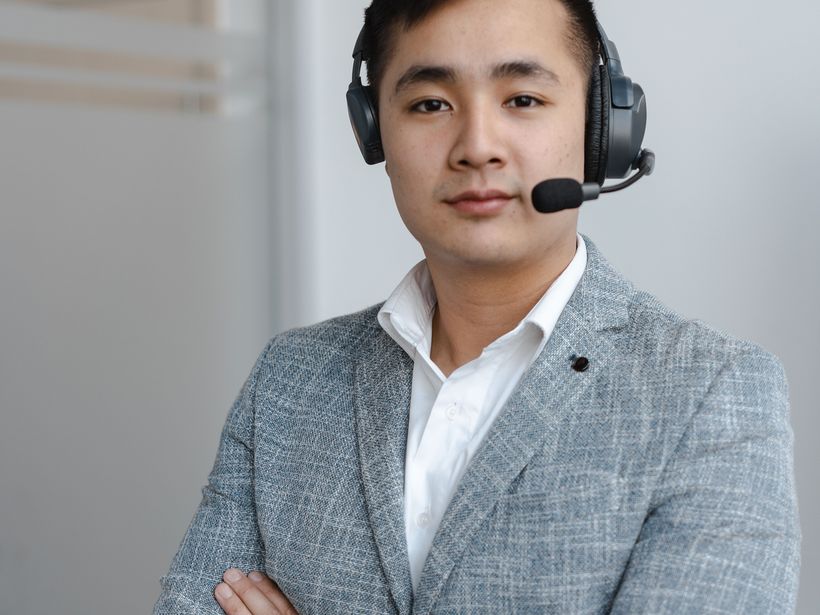 Person mit Headset am Arbeitsplatz im Sicherheitsteam